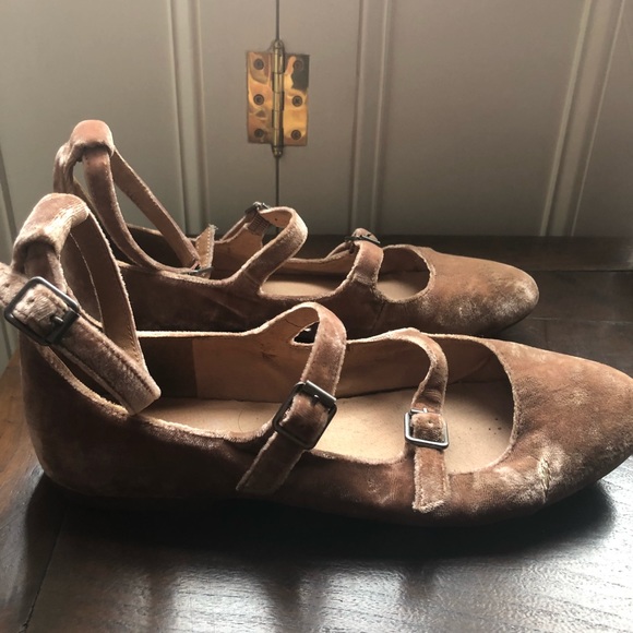 SOLD Julie Flat in Velvet - Picture 4 of 8